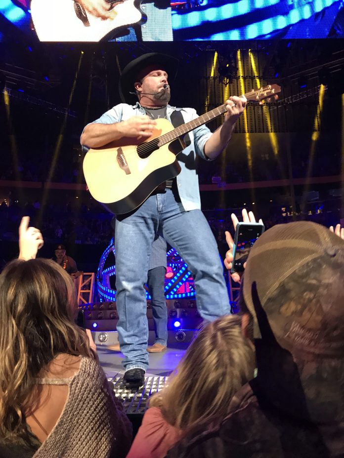 Garth-Brooks-Nashville-12-16-17-e1515544681125
